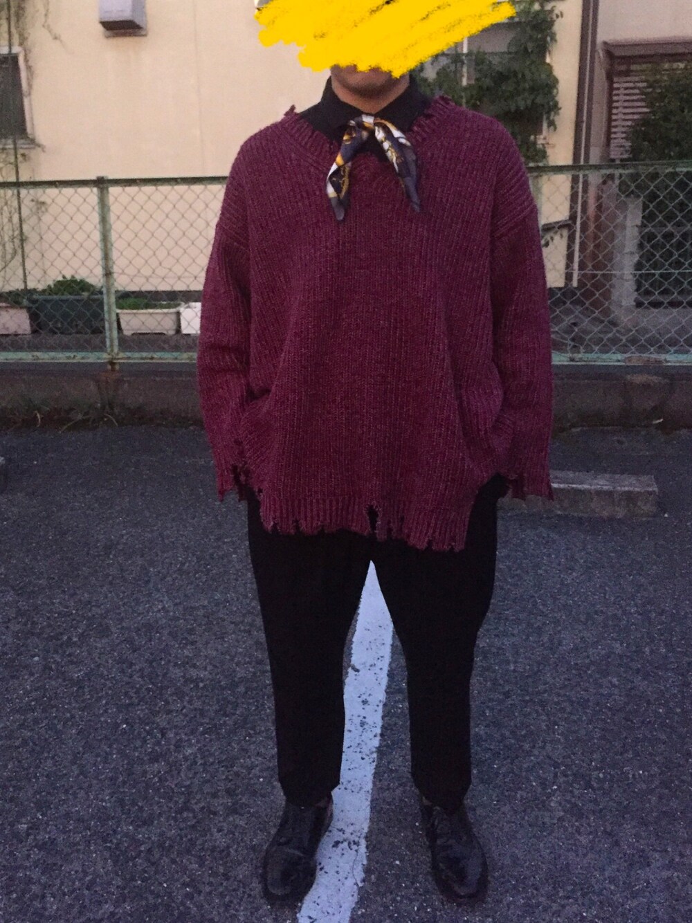 レッド系のニット/セーター、ブラック系のシャツ/ブラウス、ブラック系のスラックスを着用したメンズの秋コーディネートの1枚目の写真