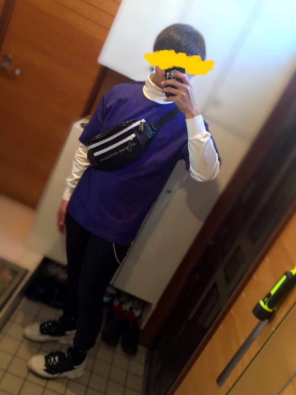 ホワイト系のTシャツ/カットソー、パープル系のTシャツ/カットソー、ブラック系のボディバッグ/ウエストポーチを着用したメンズの秋コーディネートの1枚目の写真