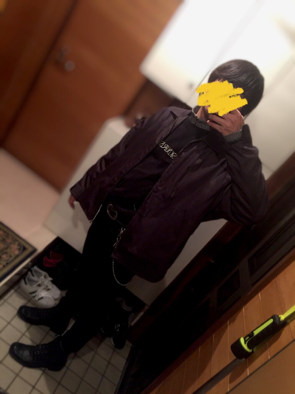 グレー系のシャツ/ブラウス、グレー系のTシャツ/カットソー、ブラック系のスウェットを着用したメンズの秋コーディネートの1枚目の写真
