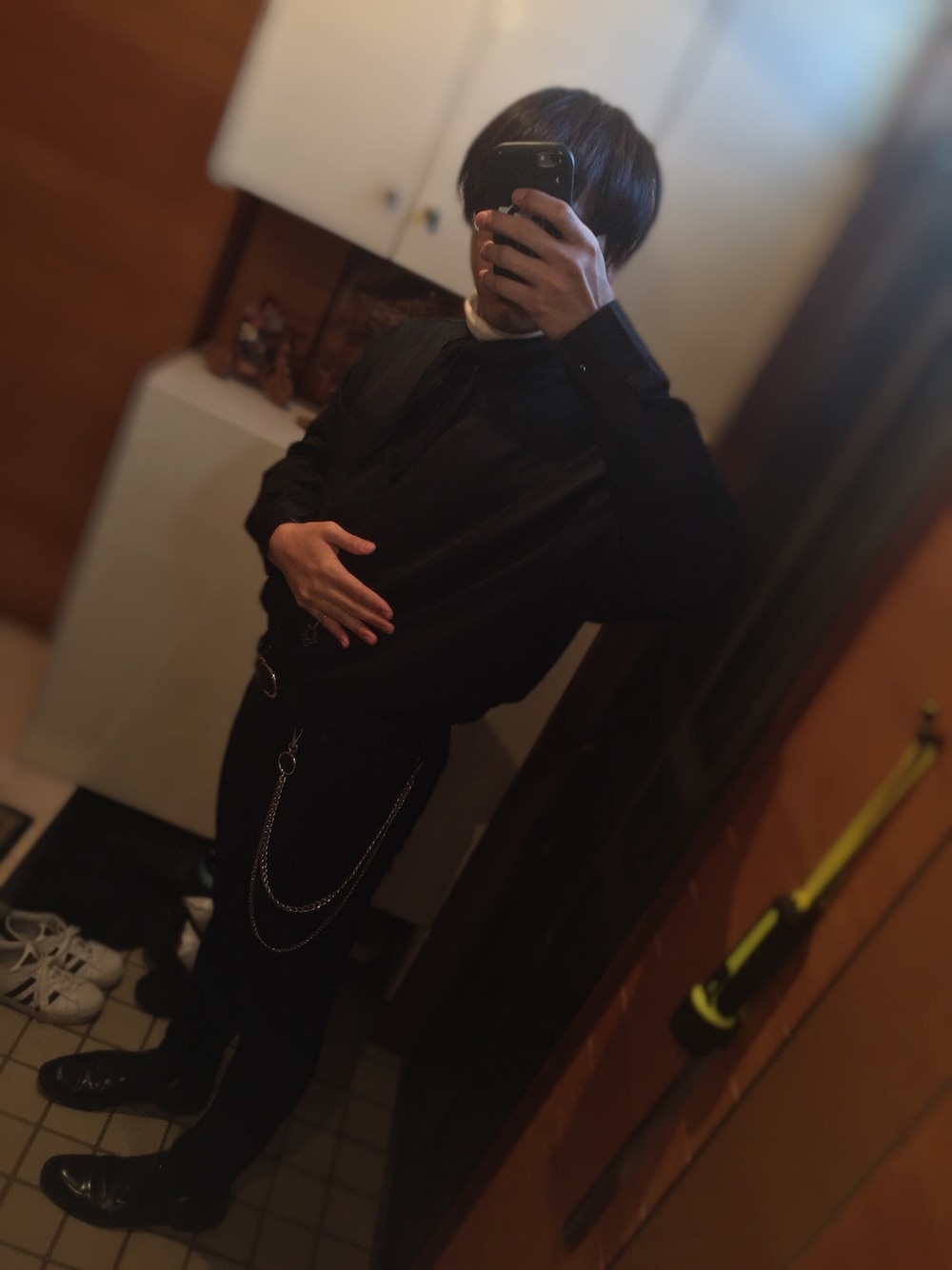 ホワイト系のTシャツ/カットソー、ブラック系のシャツ/ブラウス、ブラック系のその他パンツを着用したメンズの秋コーディネートの1枚目の写真