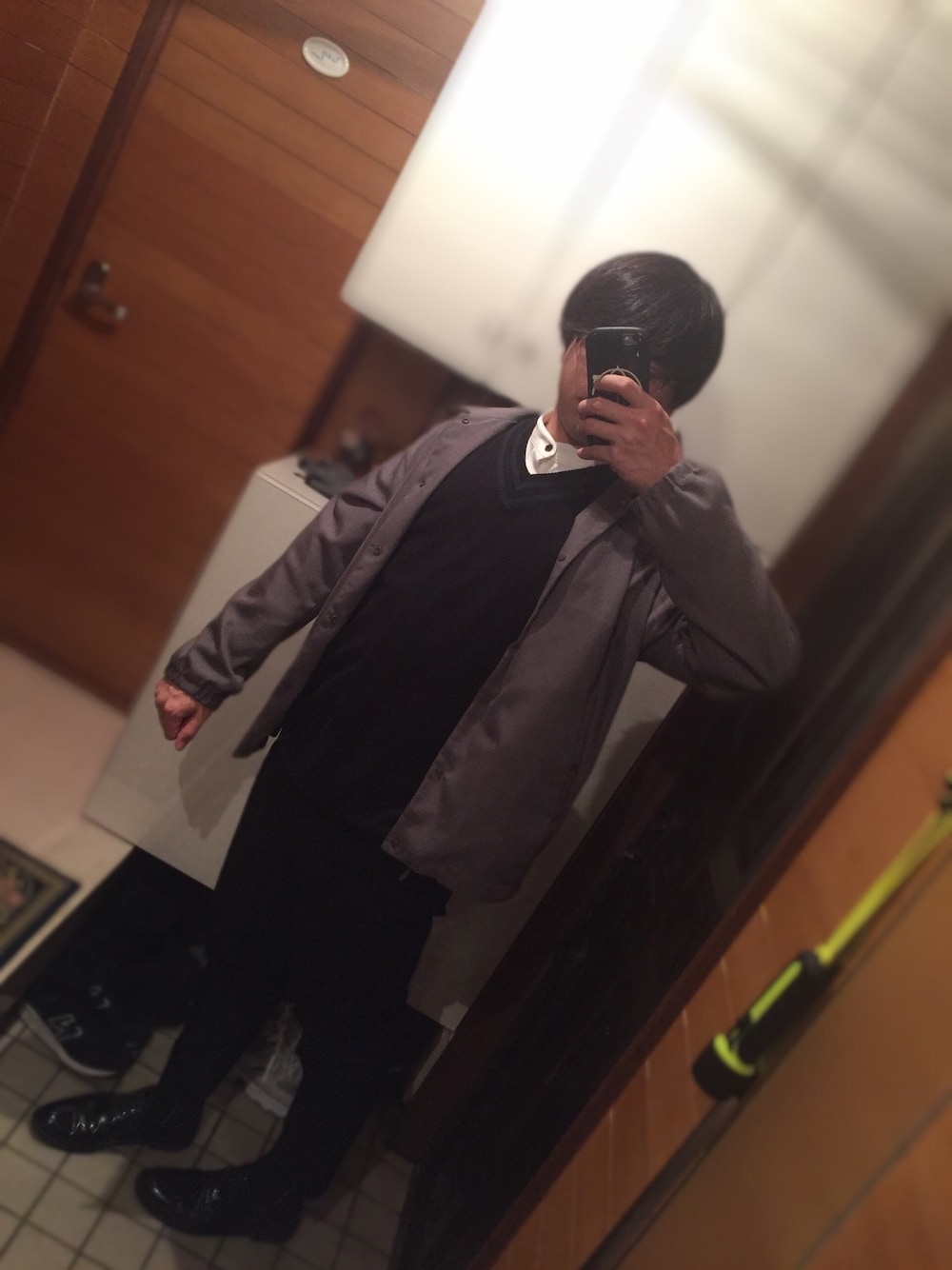 グレー系のブルゾン、ホワイト系のシャツ/ブラウス、ブラック系のベストを着用したメンズの秋コーディネートの1枚目の写真