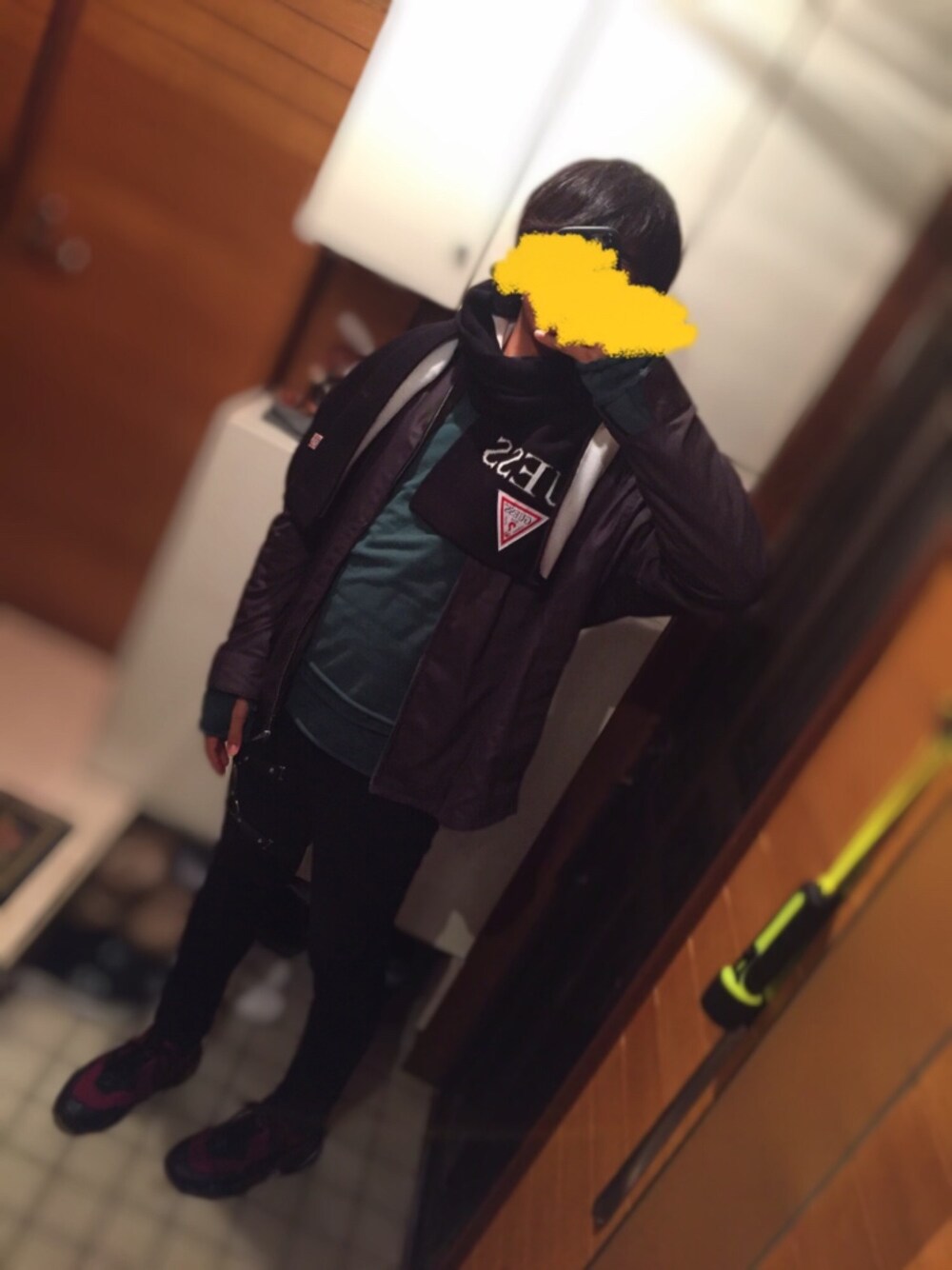 グレー系のシャツ/ブラウス、グリーン系のTシャツ/カットソー、ブラック系のその他パンツを着用したメンズの冬コーディネートの1枚目の写真