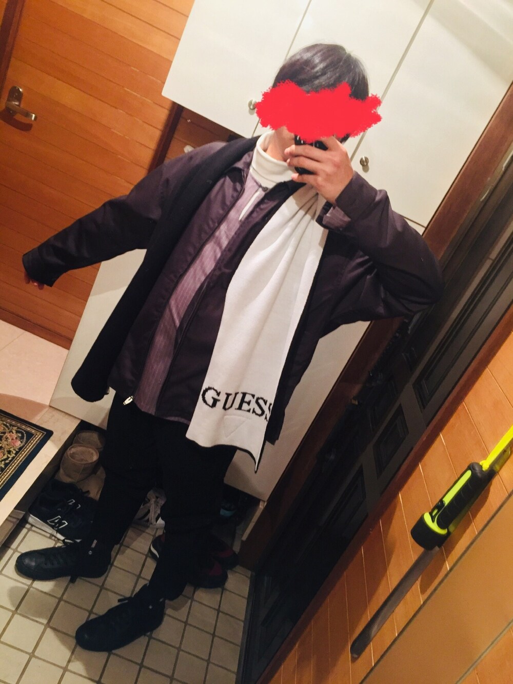 ホワイト系のTシャツ/カットソー、グレー系のTシャツ/カットソー、グレー系のシャツ/ブラウスを着用したメンズの冬コーディネートの1枚目の写真