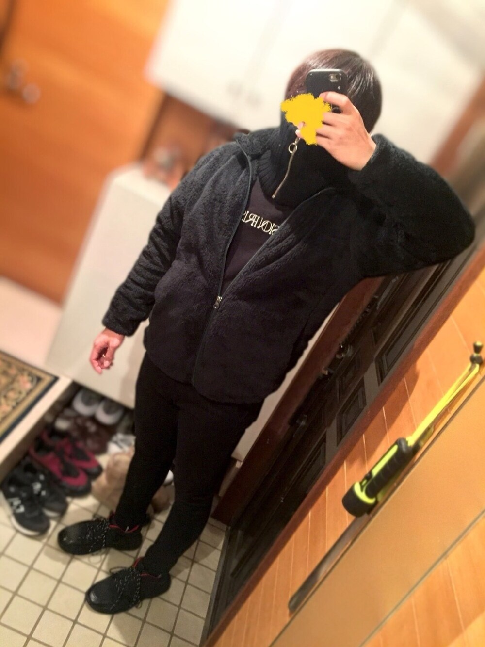 グリーン系のその他アウター、ブラック系のスウェット、ブラック系のその他パンツを着用したメンズの冬コーディネートの1枚目の写真