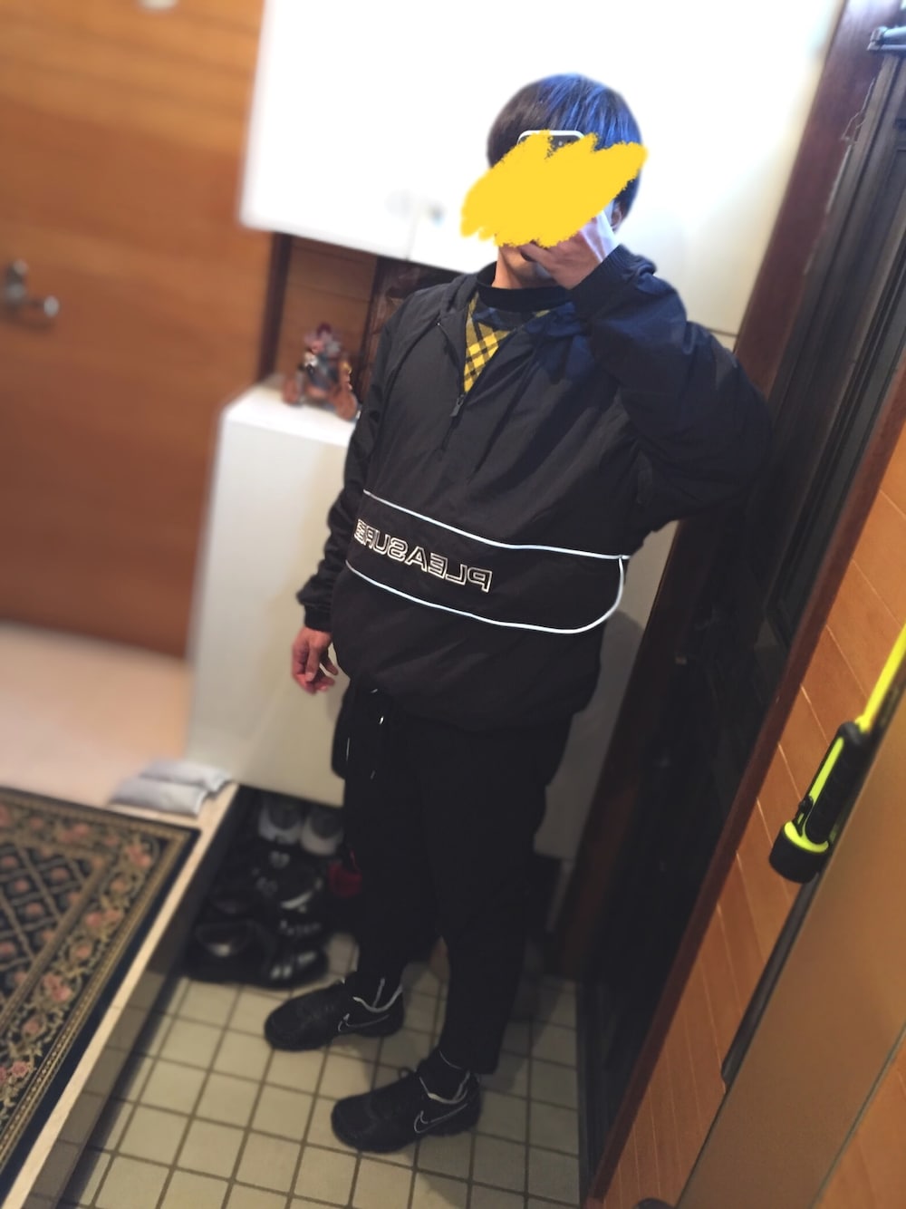 ブラック系のナイロンジャケット、イエロー系のシャツ/ブラウス、ブラック系のTシャツ/カットソーを着用したメンズの冬コーディネートの1枚目の写真