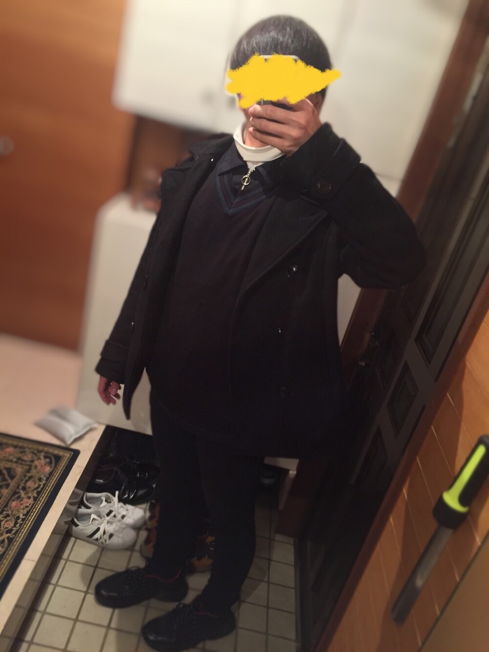 ホワイト系のTシャツ/カットソー、ブルー系のシャツ/ブラウス、ブラック系のベストを着用したメンズの冬コーディネートの1枚目の写真
