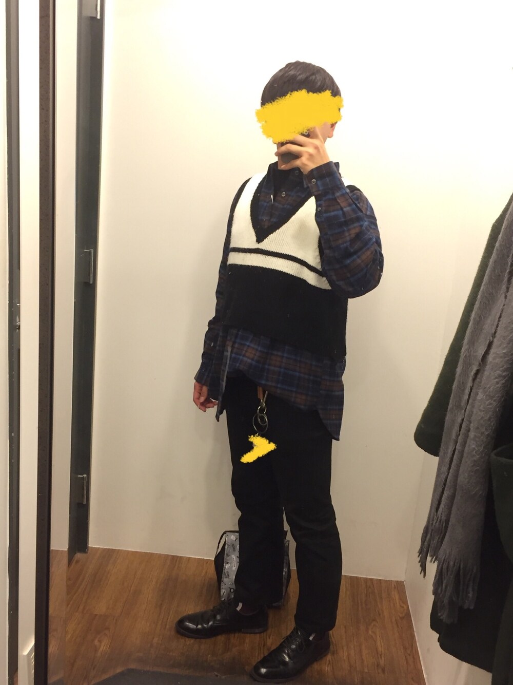 ブラック系のTシャツ/カットソー、ブラウン系のシャツ/ブラウス、ブラック系のベストを着用したメンズの冬コーディネートの1枚目の写真