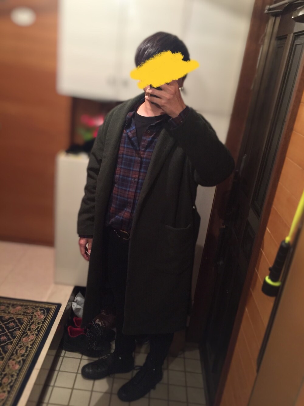 グリーン系のその他アウター、ブラック系のスウェット、ブラウン系のシャツ/ブラウスを着用したメンズの冬コーディネートの1枚目の写真