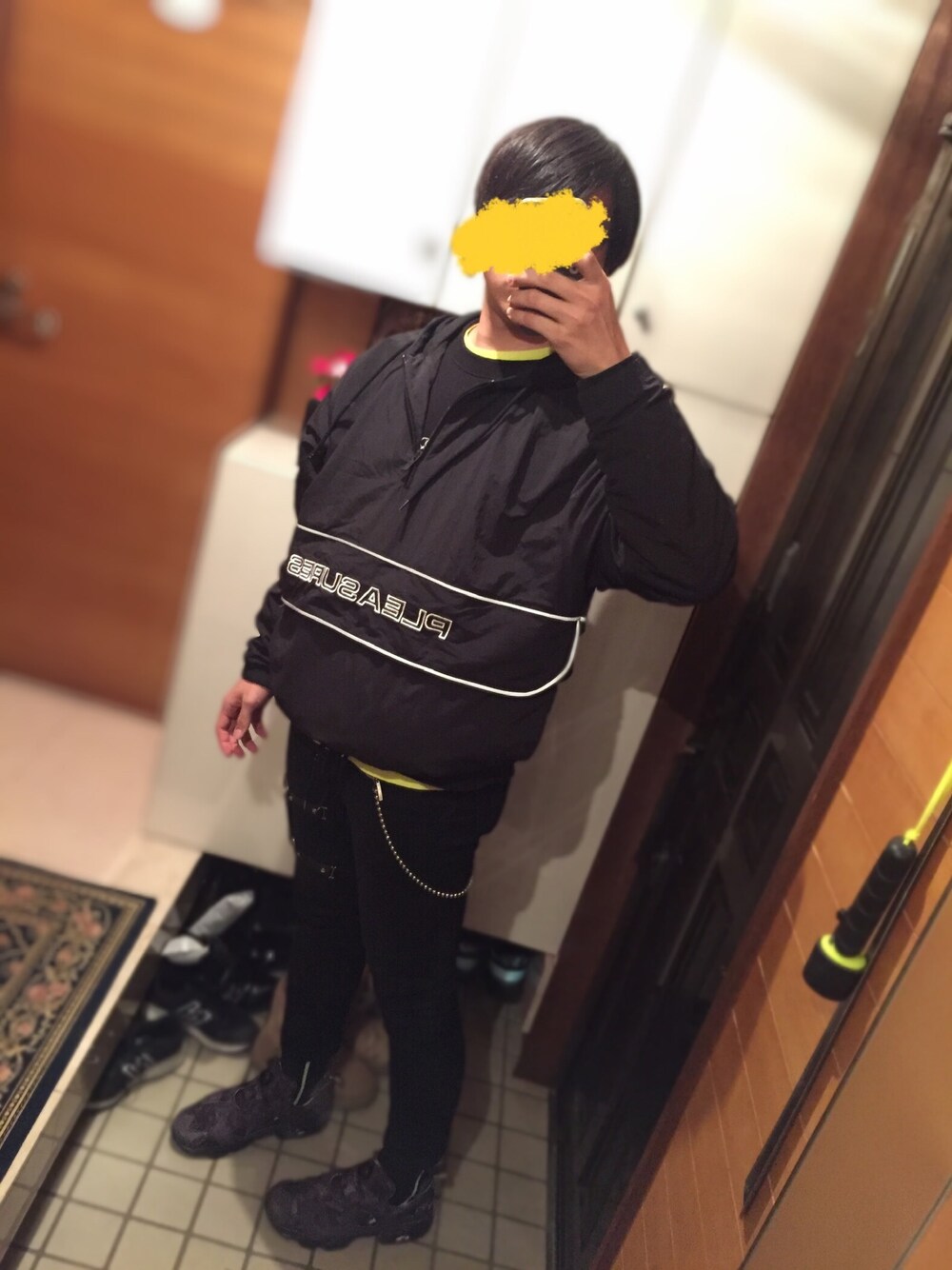 グリーン系のTシャツ/カットソー、ブラック系のスウェット、ブラック系のナイロンジャケットを着用したメンズの冬コーディネートの1枚目の写真