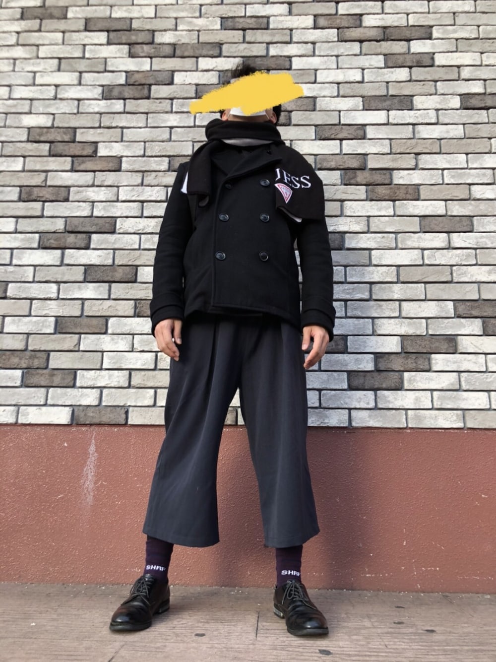 ブラック系のピーコート、ブルー系のその他パンツ、ブラック系のドレスシューズを着用したメンズの春コーディネートの1枚目の写真