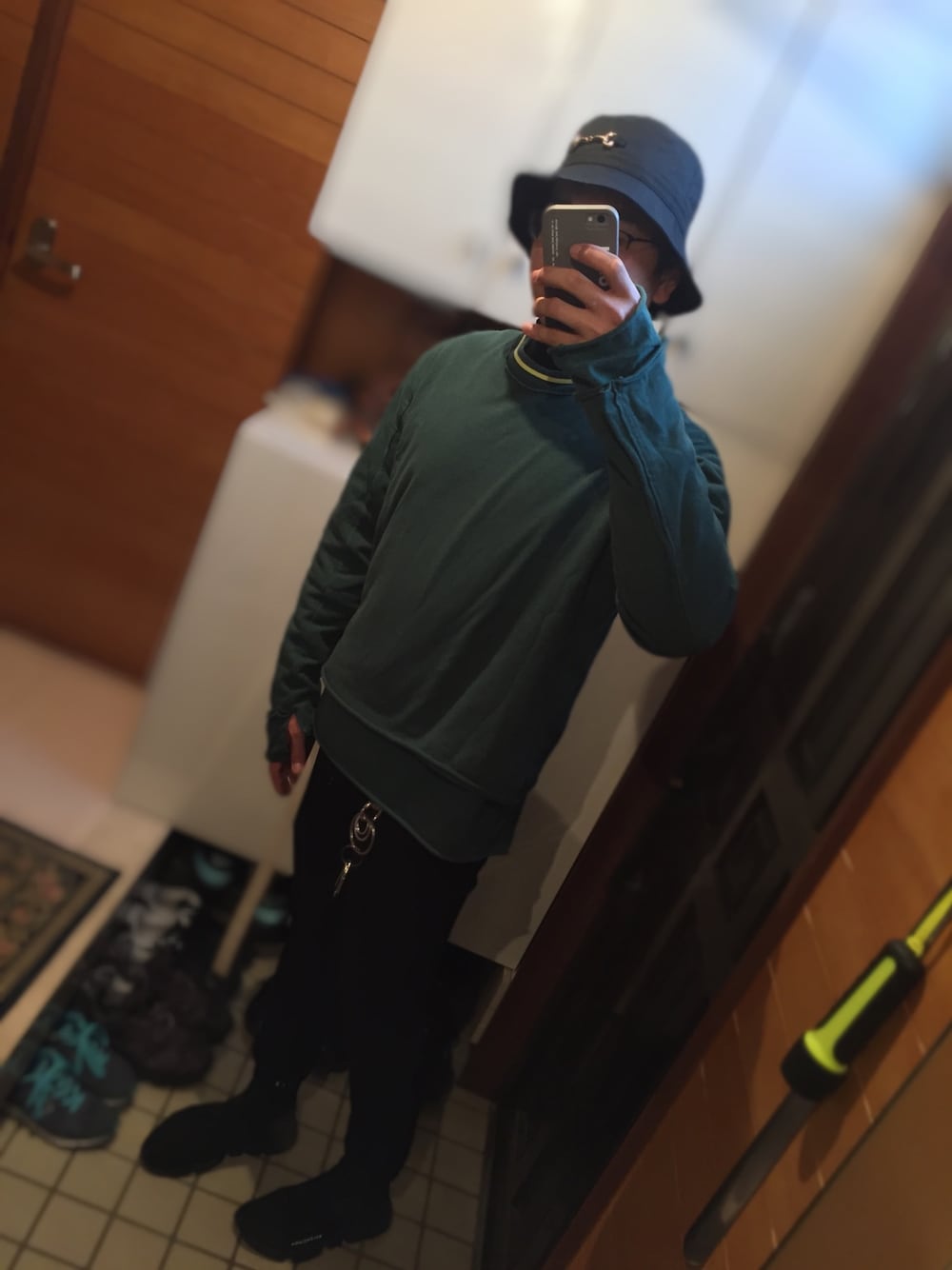 グリーン系のTシャツ/カットソー、ブラック系のその他パンツ、ブラック系のスニーカーを着用したメンズの春コーディネートの1枚目の写真