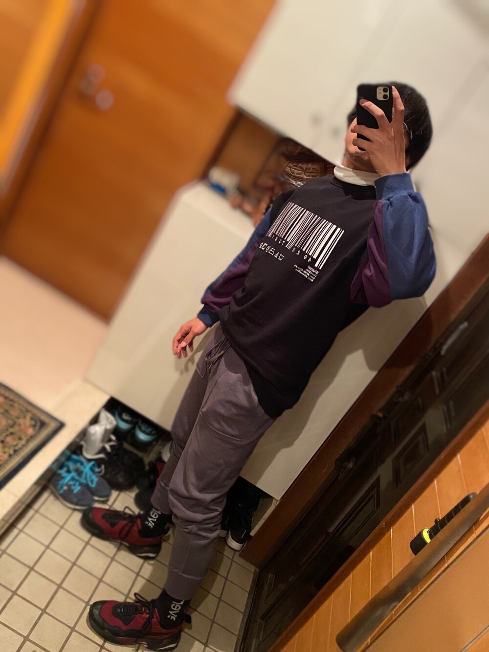 ホワイト系のTシャツ/カットソー、グリーン系のスウェット、パープル系のその他パンツを着用したメンズの春コーディネートの1枚目の写真