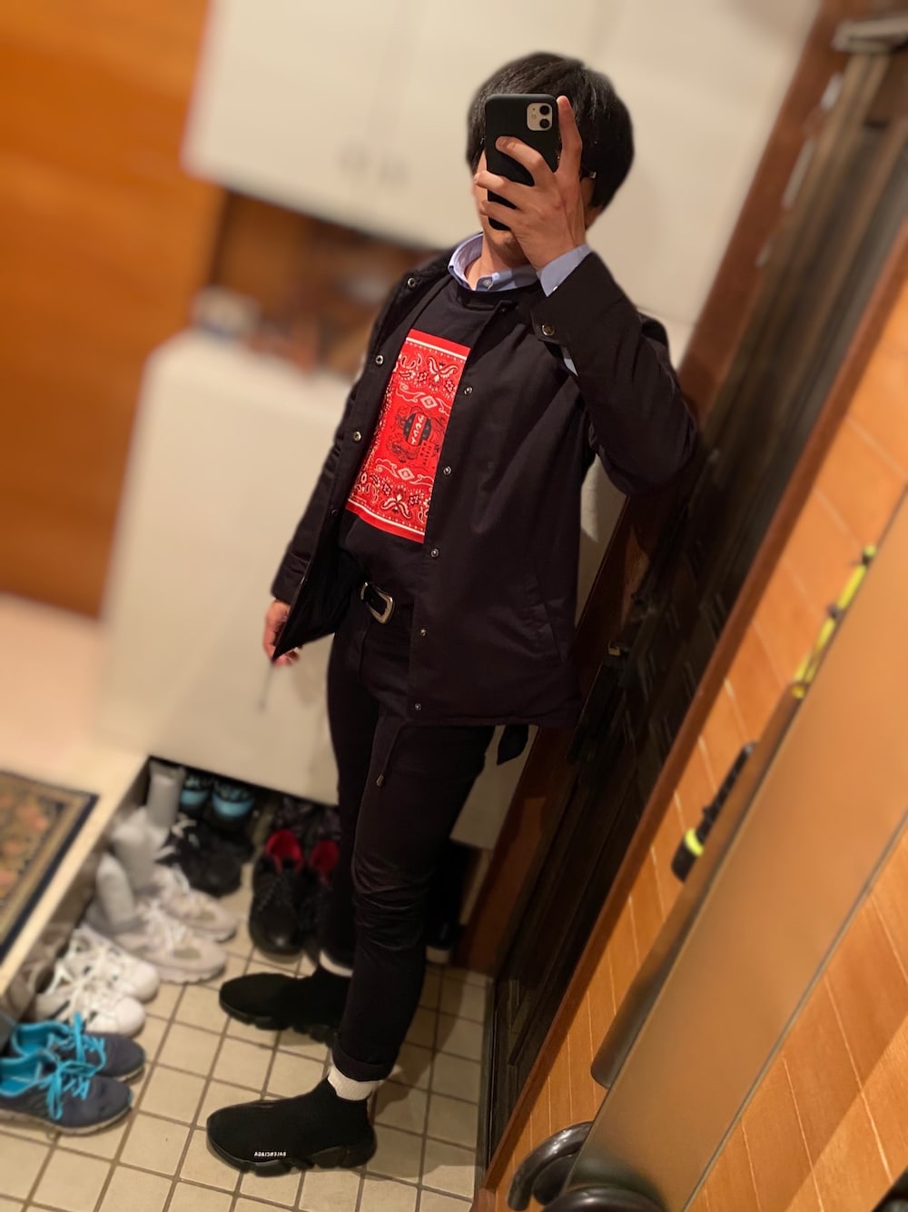 ブラック系のカバーオール、ブルー系のシャツ/ブラウス、ブラック系のTシャツ/カットソーを着用したメンズの春コーディネートの1枚目の写真