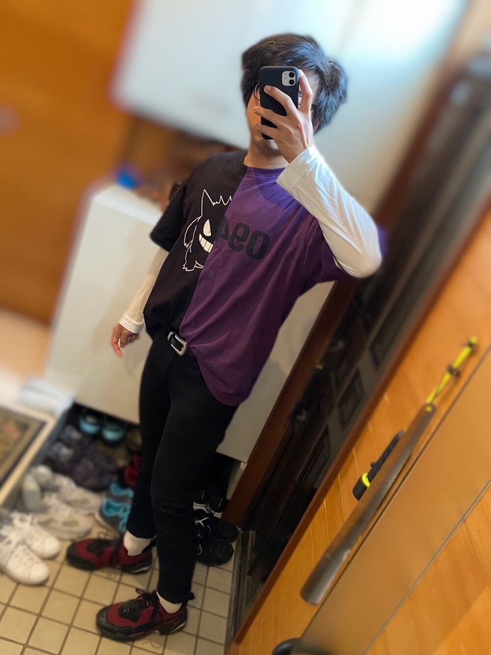 ホワイト系のTシャツ/カットソー、ブラック系のTシャツ/カットソー、グレー系のその他パンツを着用したメンズの春コーディネートの1枚目の写真