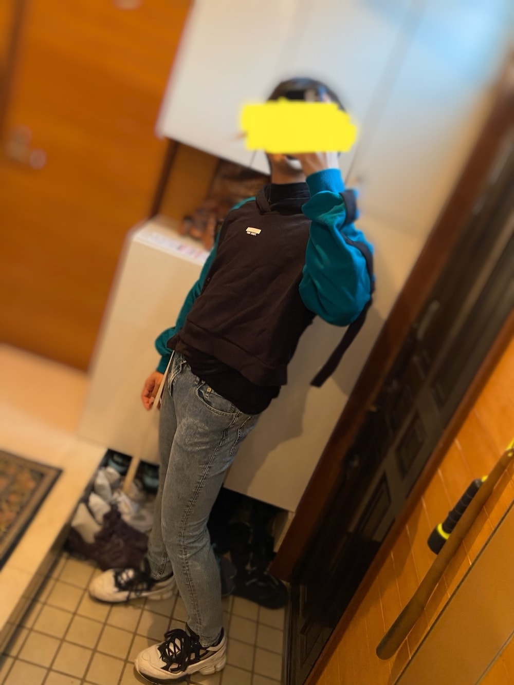 ブラック系のパーカー、ブラック系のTシャツ/カットソー、ブルー系のデニムパンツを着用したメンズの春コーディネートの1枚目の写真