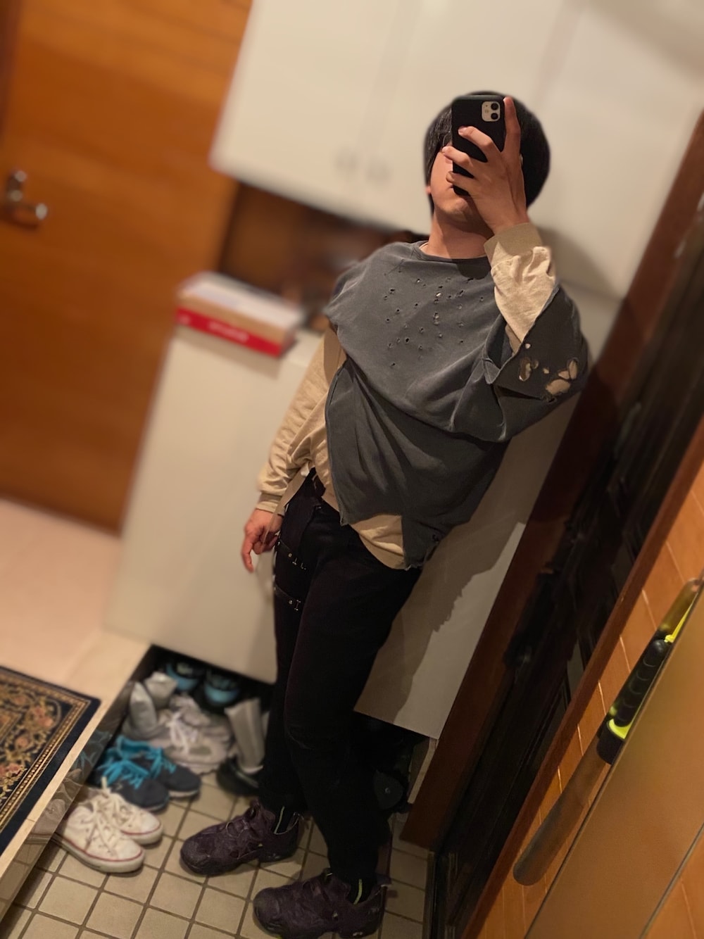 グレー系のスウェット、ベージュ系のTシャツ/カットソー、ブラック系のその他パンツを着用したメンズの春コーディネートの1枚目の写真