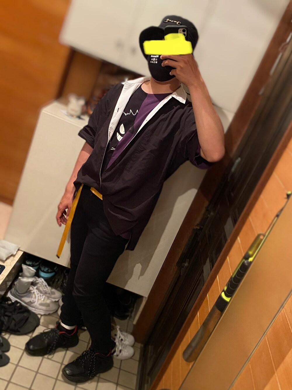 ブラック系のシャツ/ブラウス、ブラック系のTシャツ/カットソー、ブラック系のその他パンツを着用したメンズの春コーディネートの1枚目の写真