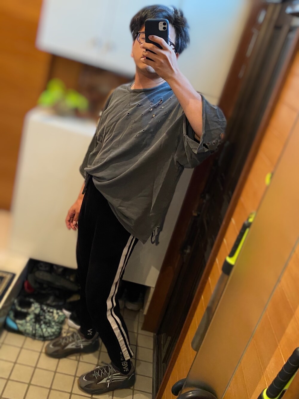 グレー系のスウェット、ブラック系のその他パンツ、ブラック系のスニーカーを着用したメンズの夏コーディネートの1枚目の写真