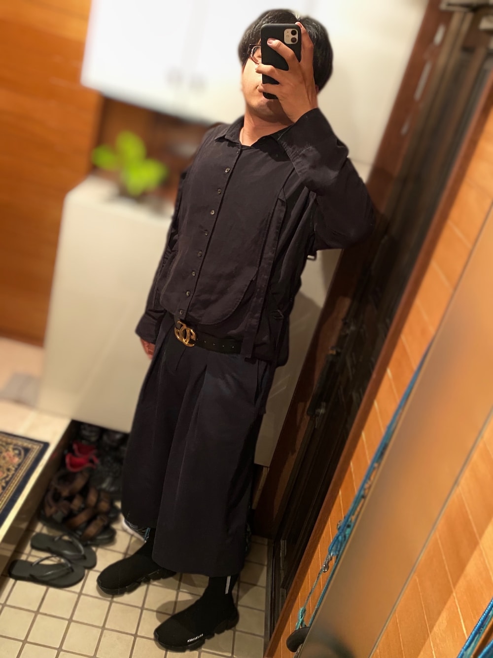 ブラック系のシャツ/ブラウス、ブルー系のその他パンツ、ブラック系のスニーカーを着用したメンズの夏コーディネートの1枚目の写真