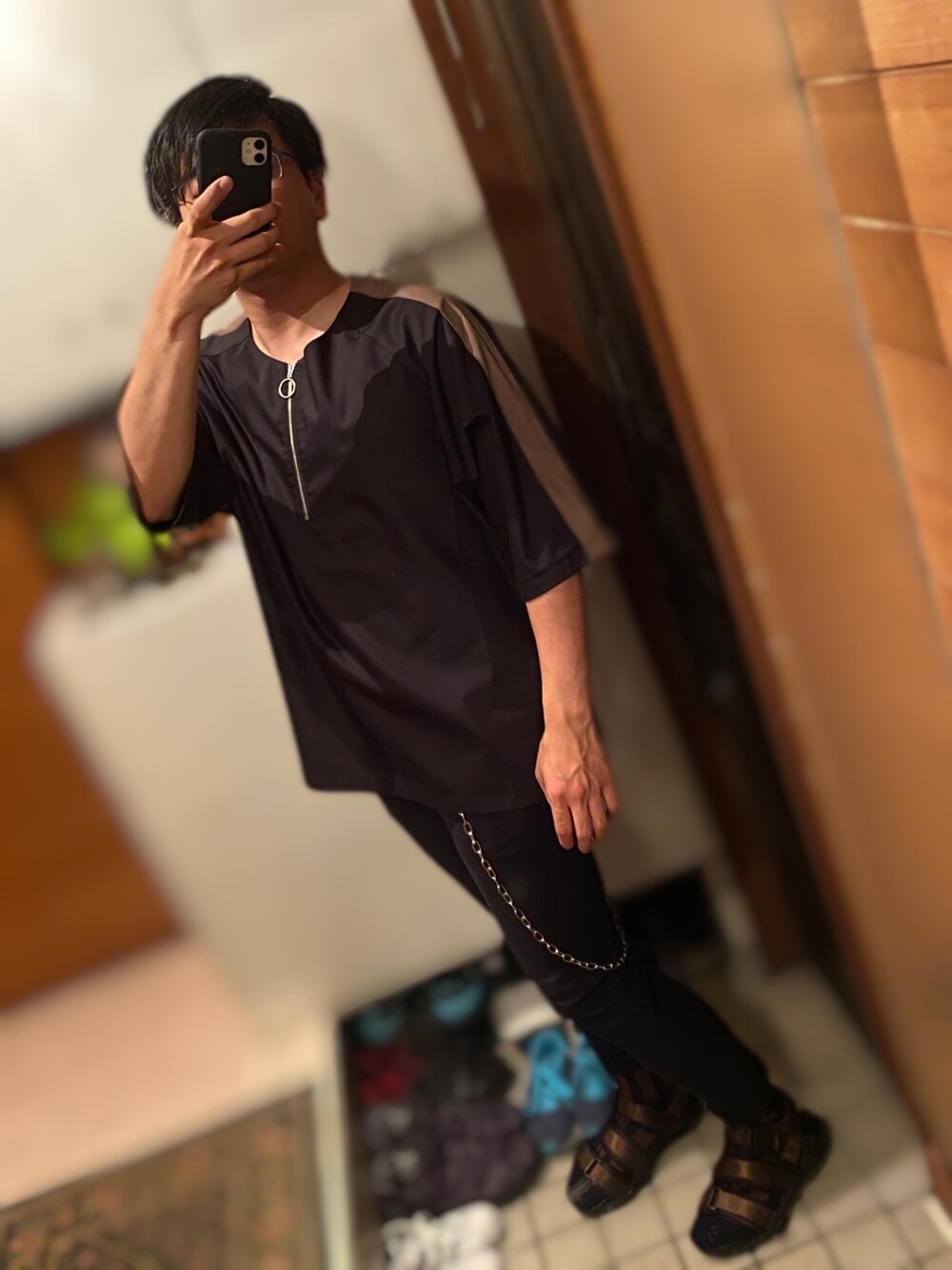 ブラック系のTシャツ/カットソー、ブラック系のその他パンツ、ブラウン系のサンダルを着用したメンズの夏コーディネートの1枚目の写真