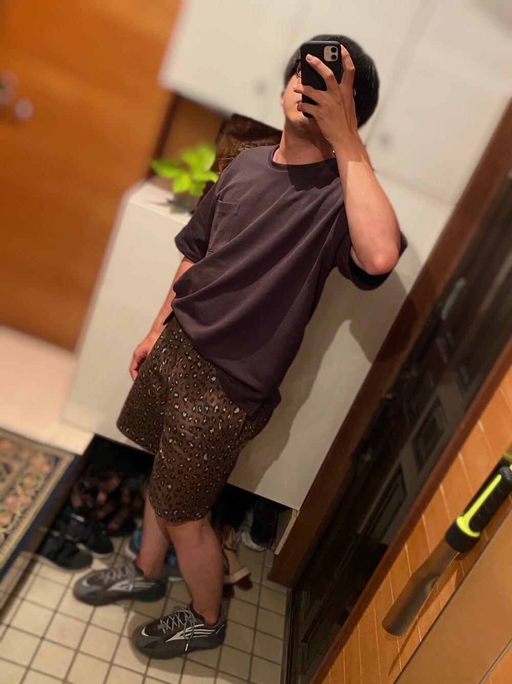 グレー系のTシャツ/カットソー、ブラウン系のその他パンツ、ブラック系のスニーカーを着用したメンズの夏コーディネートの1枚目の写真