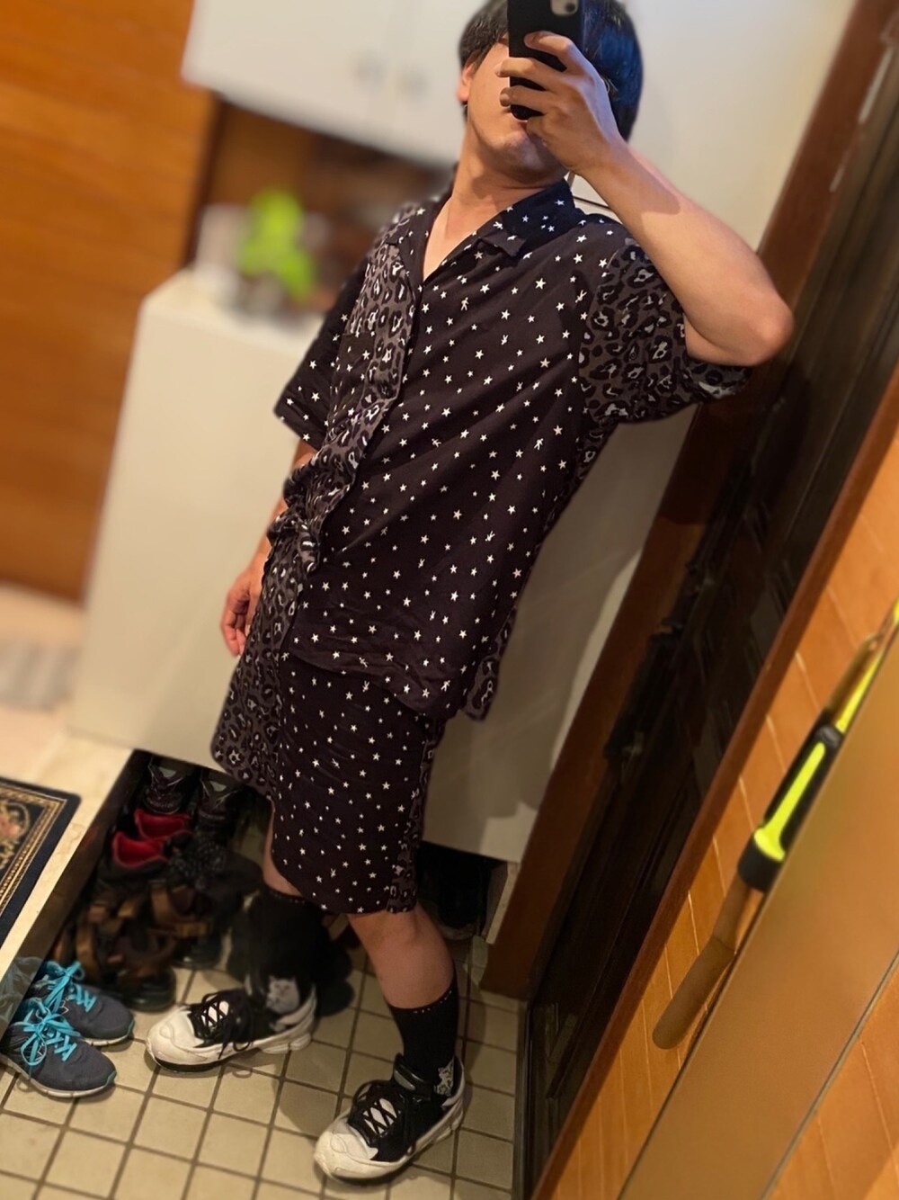 ブラック系のシャツ/ブラウス、ブラック系のシャツ/ブラウス、ホワイト系のスニーカーを着用したメンズの夏コーディネートの1枚目の写真