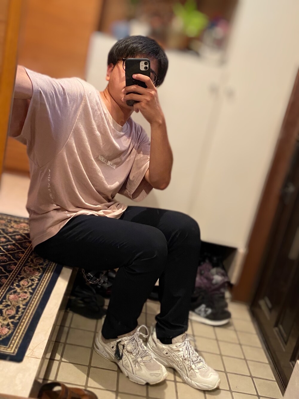 「UNIQLO、billieeilish、コラボTシャツ、ウォレットチェーン、STUDIOUS、スラックス、thisisneverthat、asics、コラボスニーカー、ストリートMIX」｜「UNIQLO × Billie Eilishのアイテム（Tシャツ/カットソー、ピンク系）」を使った、pyuanさん（メンズ・171cm）の秋コーディネートの1枚目の写真