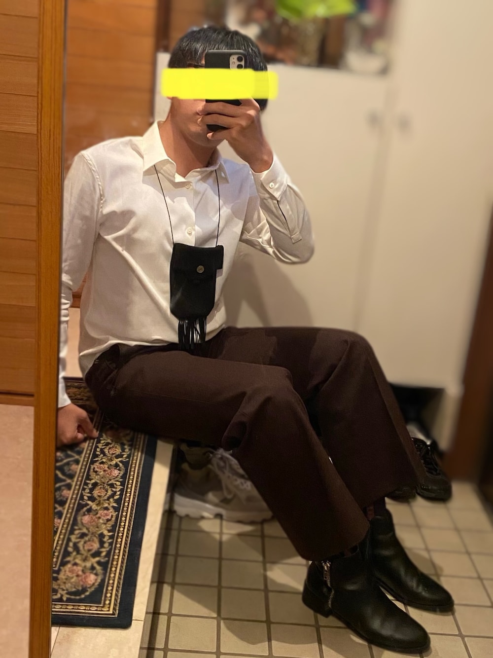 ホワイト系のシャツ/ブラウス、ブラック系のバッグ、ブラウン系のスラックスを着用したメンズの秋コーディネートの1枚目の写真