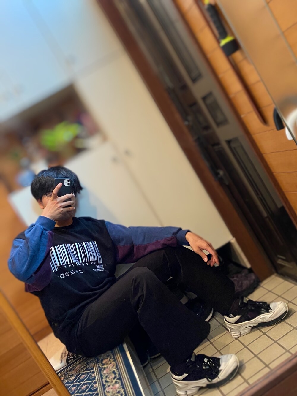 グリーン系のスウェット、ブラック系のスラックス、ホワイト系のスニーカーを着用したメンズの秋コーディネートの1枚目の写真