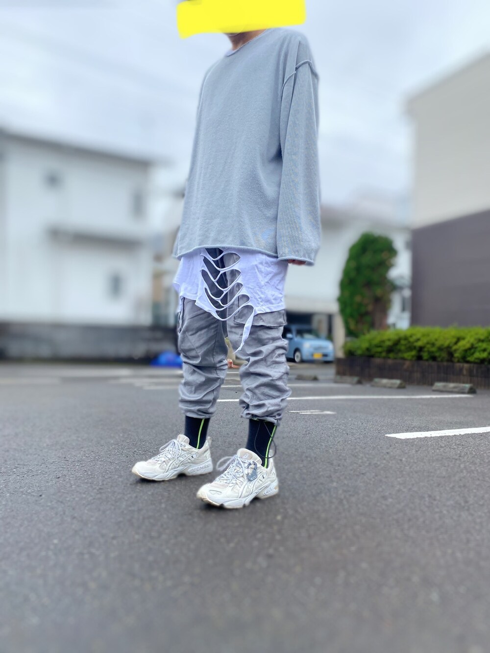 ブルー系のニット/セーター、ホワイト系のタンクトップ、グレー系のその他パンツを着用したメンズの秋コーディネートの1枚目の写真