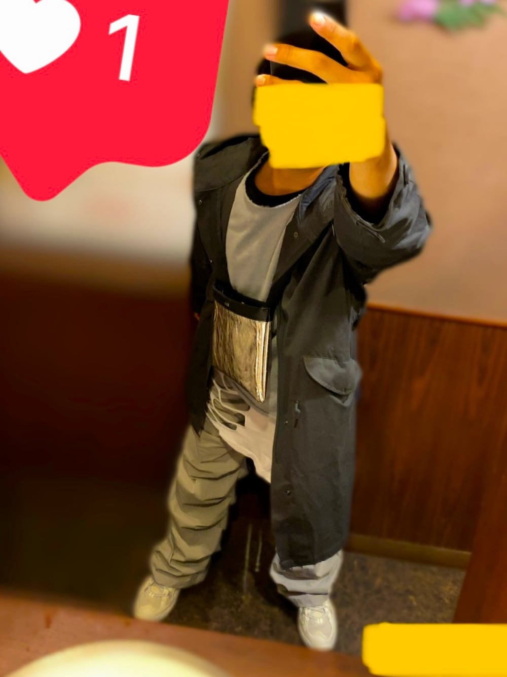 グレー系のステンカラーコート、ブルー系のニット/セーター、シルバー系のショルダーバッグを着用したメンズの秋コーディネートの1枚目の写真