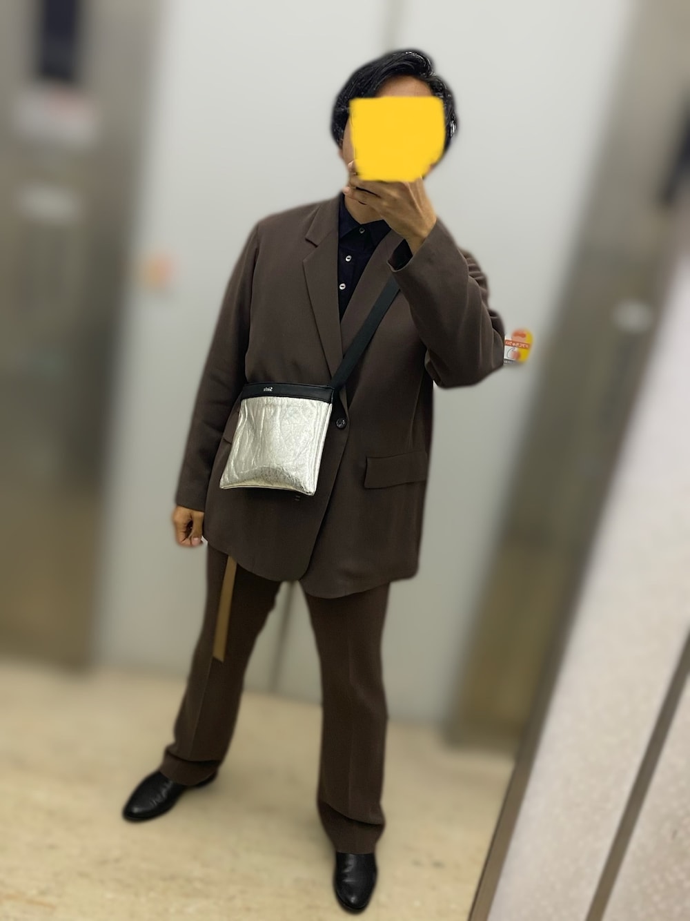 ブラウン系のテーラードジャケット、ブラック系のシャツ/ブラウス、シルバー系のショルダーバッグを着用したメンズの秋コーディネートの1枚目の写真