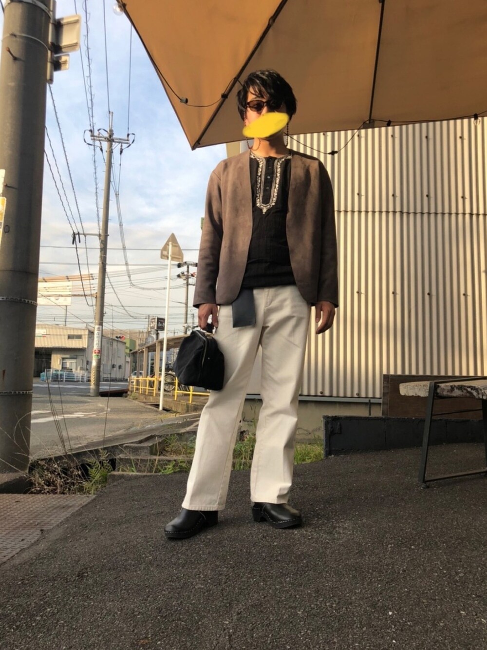 グレー系のカーディガン/ボレロ、ブラック系のTシャツ/カットソー、ホワイト系のデニムパンツを着用したメンズの秋コーディネートの1枚目の写真