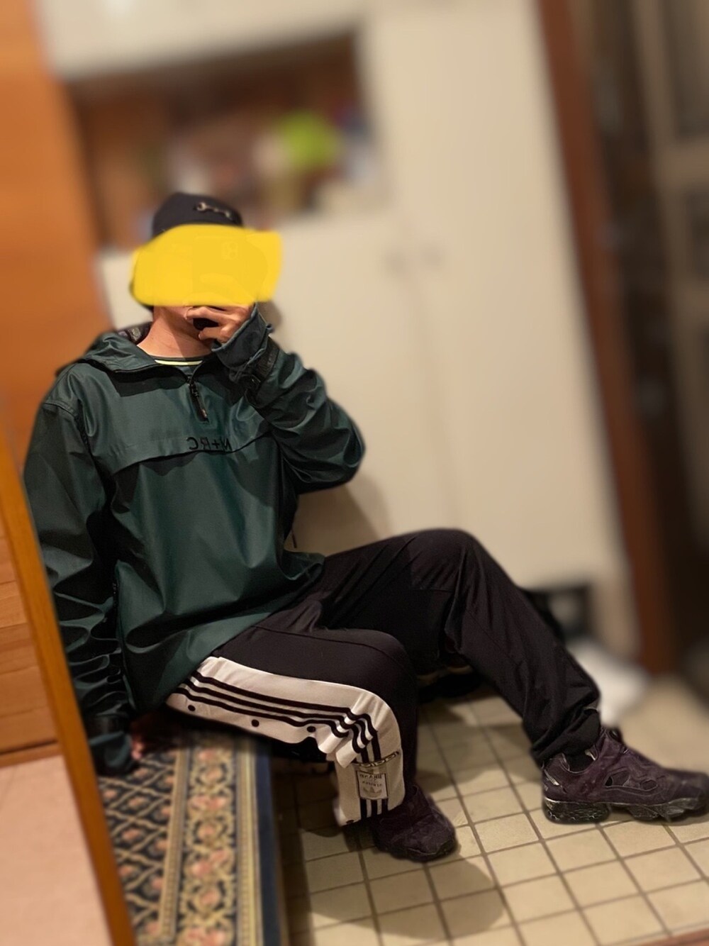 グリーン系のTシャツ/カットソー、グリーン系のマウンテンパーカー、ブラック系のその他パンツを着用したメンズの冬コーディネートの1枚目の写真