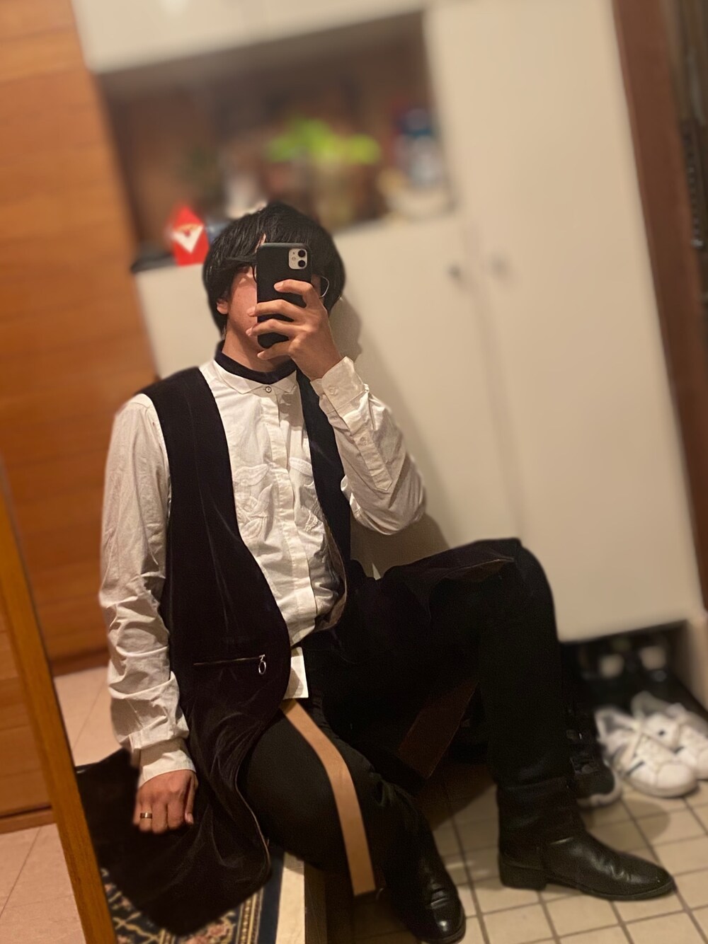 ブラック系のTシャツ/カットソー、ホワイト系のシャツ/ブラウス、ブラック系のベストを着用したメンズの冬コーディネートの1枚目の写真