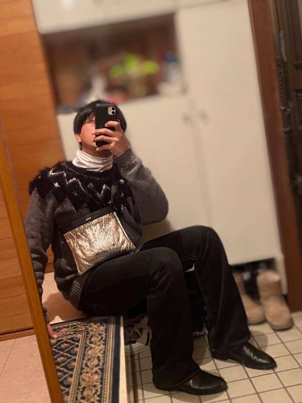 ホワイト系のTシャツ/カットソー、グレー系のニット/セーター、シルバー系のショルダーバッグを着用したメンズの冬コーディネートの1枚目の写真