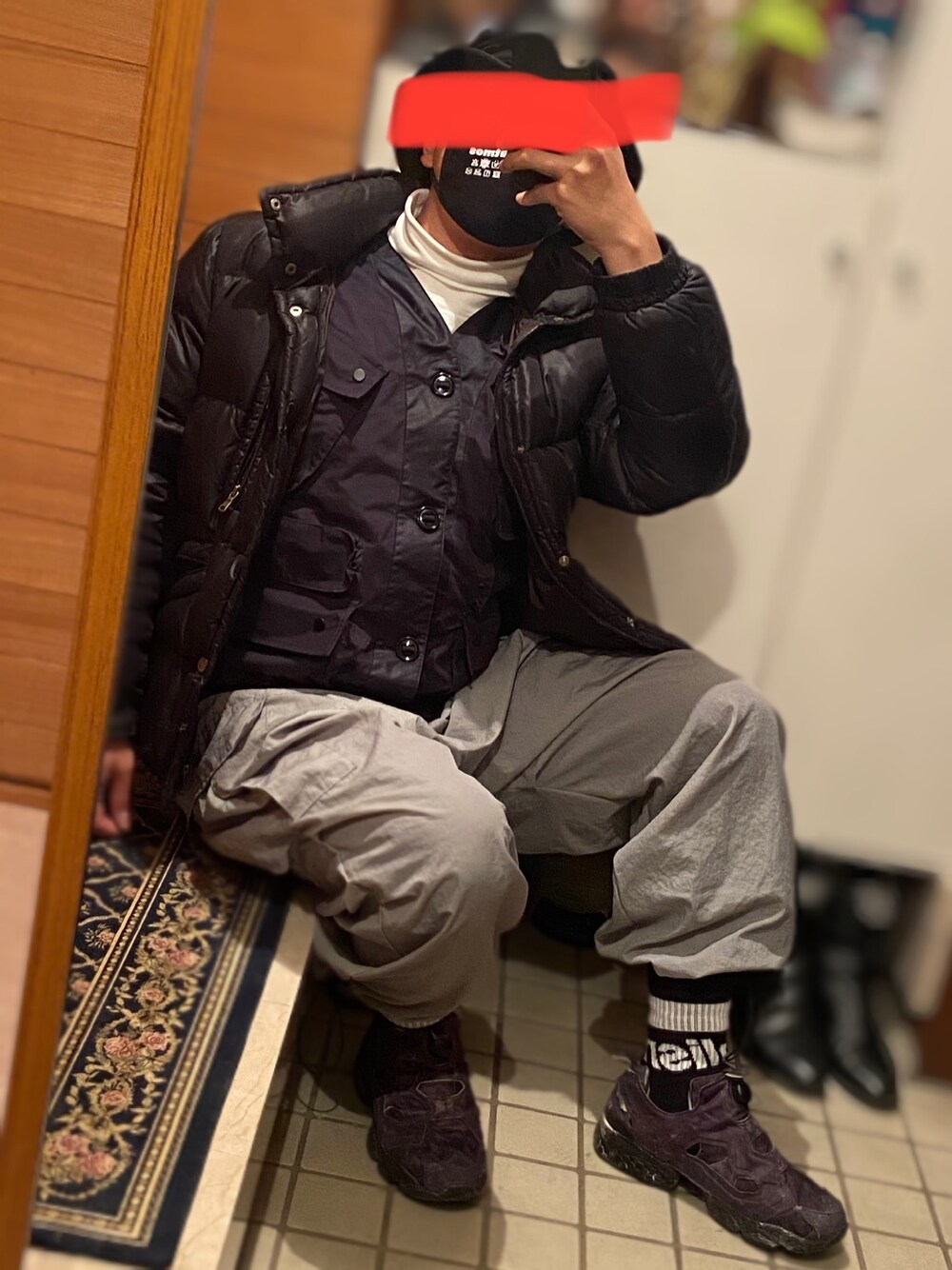 ホワイト系のTシャツ/カットソー、ブラック系のダウンジャケット/コート、ブルー系のミリタリージャケットを着用したメンズの冬コーディネートの1枚目の写真