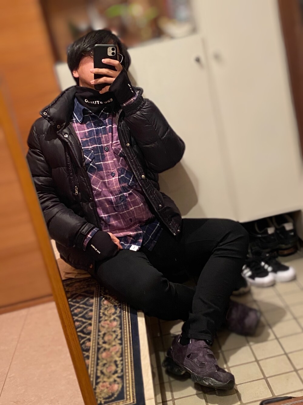 ブラック系のTシャツ/カットソー、ブルー系のシャツ/ブラウス、ブラック系のダウンジャケット/コートを着用したメンズの冬コーディネートの1枚目の写真