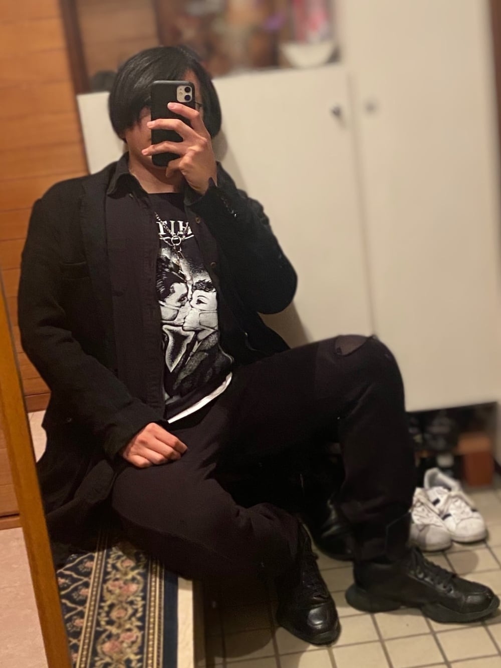 ブラック系のテーラードジャケット、ブラック系のシャツ/ブラウス、ブラック系のTシャツ/カットソーを着用したメンズの春コーディネートの1枚目の写真