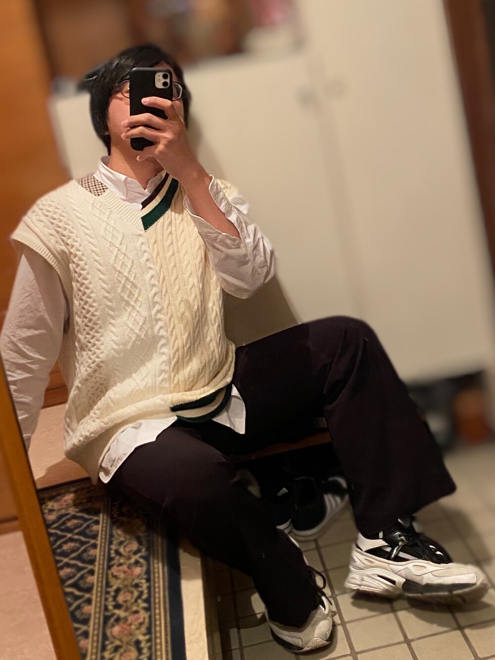「niko and ...、ベスト×シャツ、UNIQLO+J、白シャツ、GU、フレアパンツ、rafsimons×adidas、甘辛mix、春コーデ、ootd」｜「UNIQLO+jのアイテム（シャツ/ブラウス、ホワイト系）」を使った、pyuanさん（メンズ・171cm）の春コーディネートの1枚目の写真