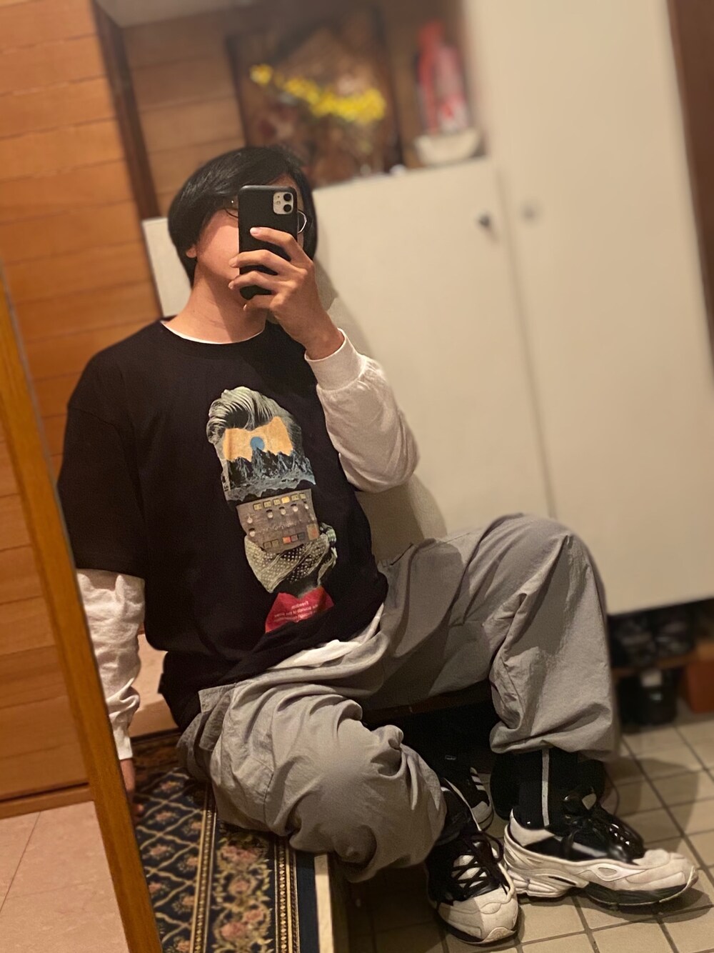 ブラック系のTシャツ/カットソー、ホワイト系のTシャツ/カットソー、グレー系のカーゴパンツを着用したメンズの春コーディネートの1枚目の写真