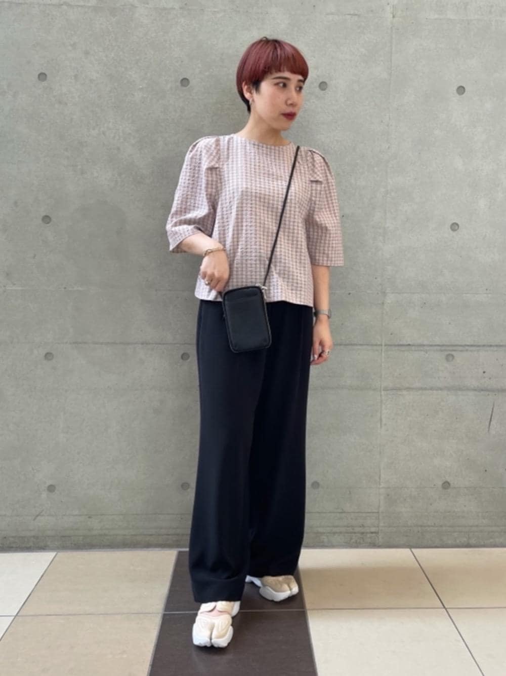 ブラック系のその他パンツ、パープル系のシャツ/ブラウス、ベージュ系のスニーカーを着用したレディースの春コーディネートの1枚目の写真