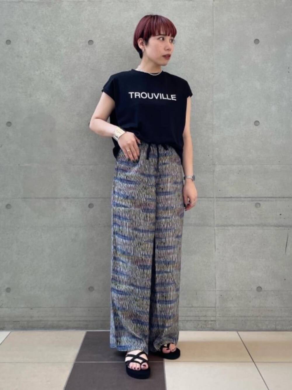 ブラック系のサンダル、その他のその他パンツ、シルバー系のバングル/リストバンドを着用したレディースの夏コーディネートの1枚目の写真