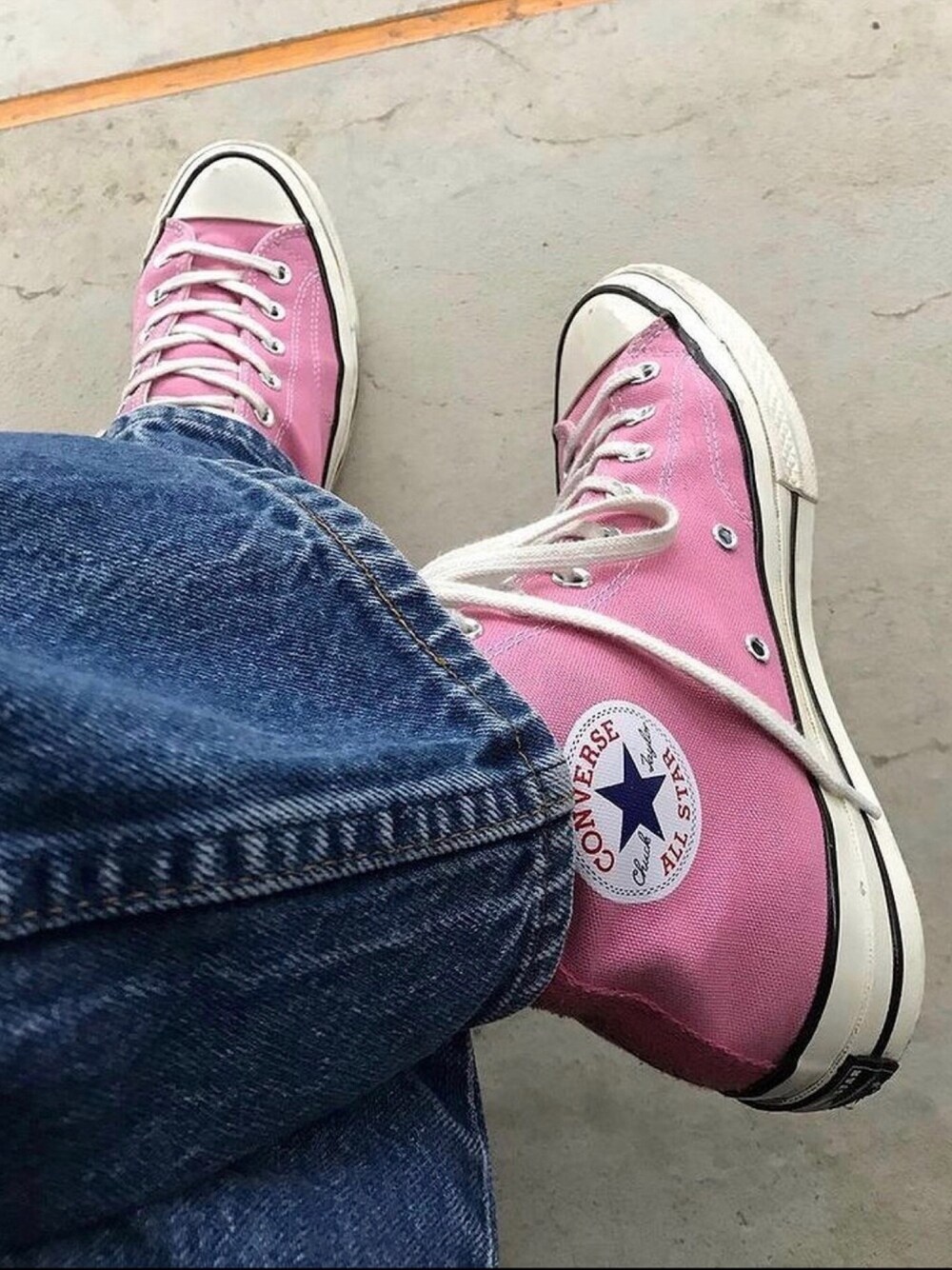 「CONVERSEのアイテム（スニーカー、ピンク系）」を使った、dda6さん（メンズ・171cm）の冬コーディネートの1枚目の写真