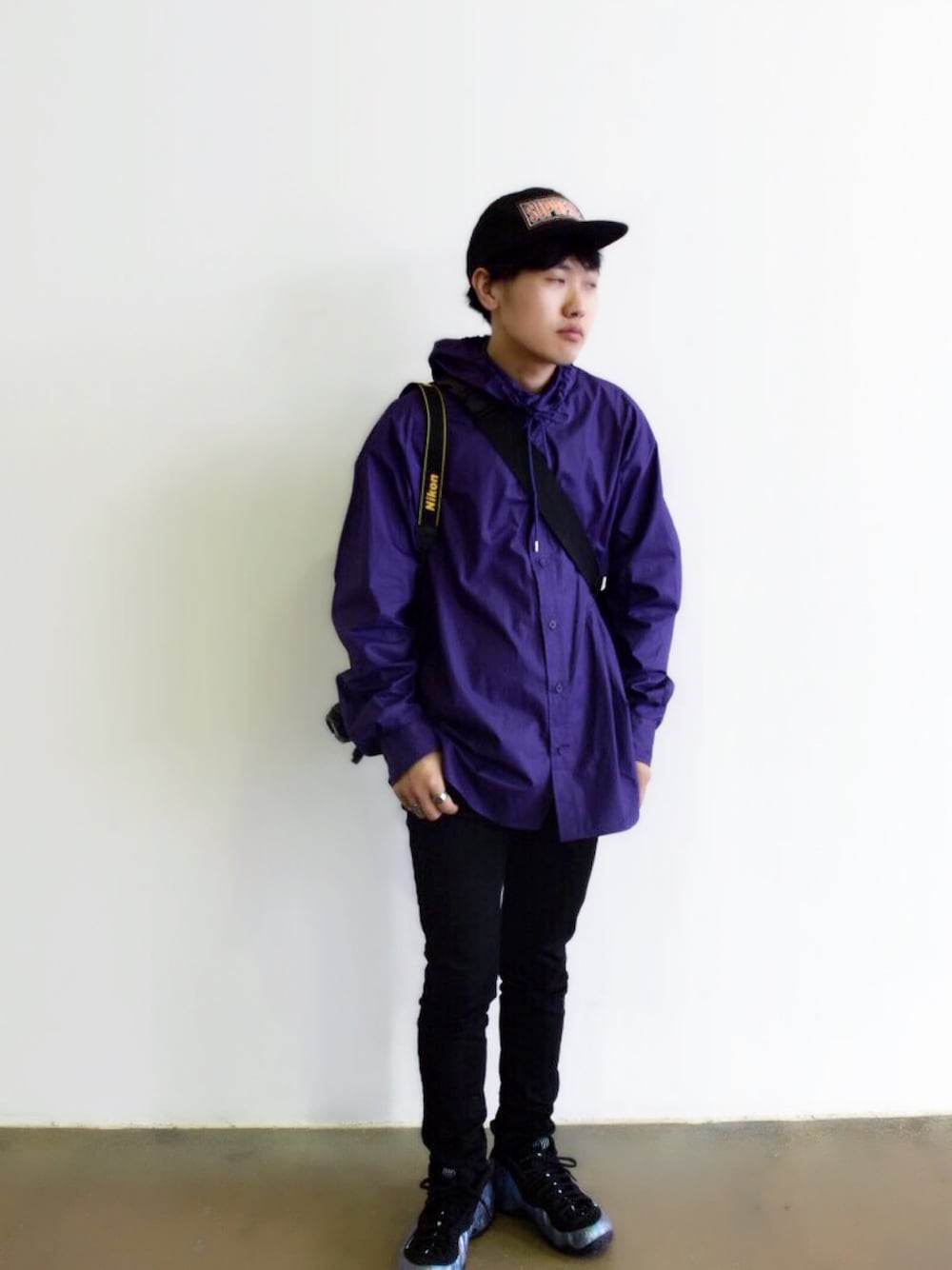 「JOHN LAWRENCE SULLIVAN、パープル、シャツパーカー、supreme、Diesel、ウエストバッグ、NIKE、黒スキニー、春コーデ」｜「JOHN LAWRENCE SULLIVANのCOTTON HOODED SHIRT（シャツ/ブラウス、パープル系）」を使った、トレンディヴンさん（メンズ・170cm）の春コーディネートの1枚目の写真