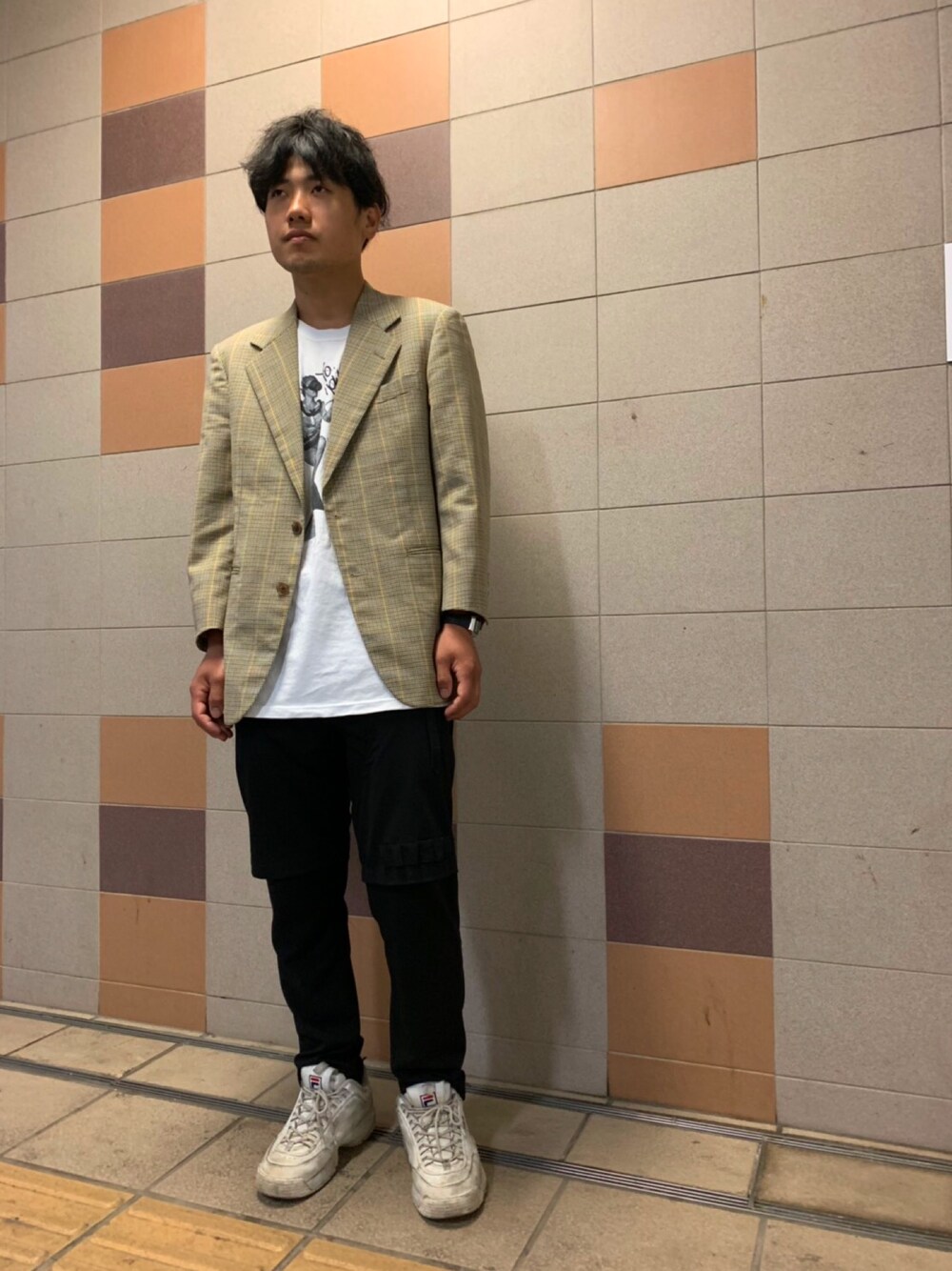 「stussy、burberry、iroquois、FILA、CASIO、テーラードジャケット、Tシャツ、ダッドスニーカー、スラックス、スニーカー」｜「STUSSYのHow Deep Is Your Love S/SL（Tシャツ/カットソー、ホワイト系）」を使った、トレンディヴンさん（メンズ・170cm）の春コーディネートの1枚目の写真