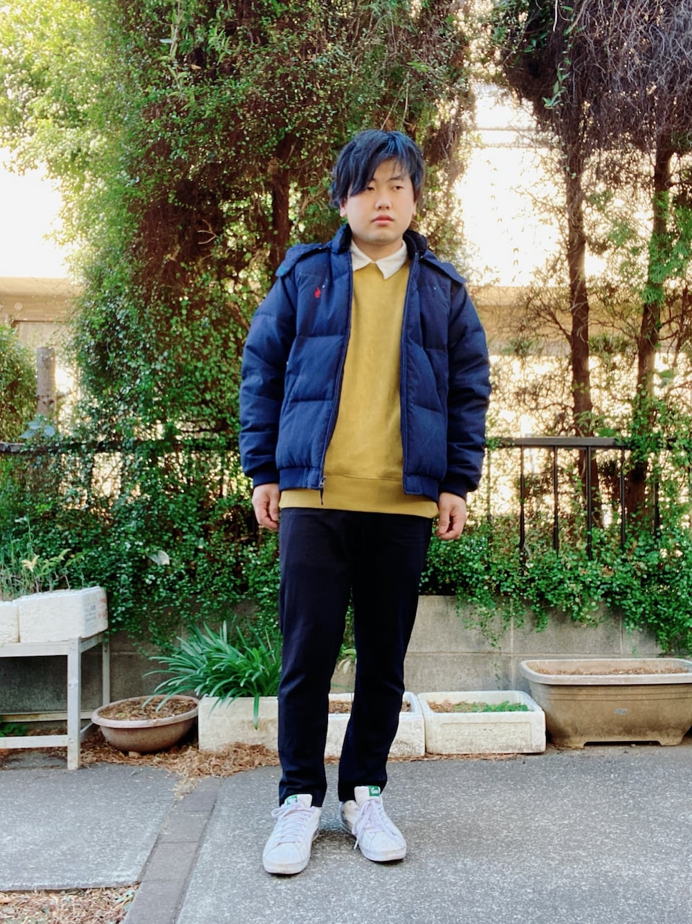「BAYFLOW(BAYFLOW)、Polo Ralph Lauren、Ralph Lauren、マスタード、ベロア、PUMA、ダウンジャケット、スウェット、冬コーデ、黒パンツ」｜「BAYFLOWのアイテム（スウェット、ゴールド系）」を使った、トレンディヴンさん（メンズ・170cm）の冬コーディネートの1枚目の写真