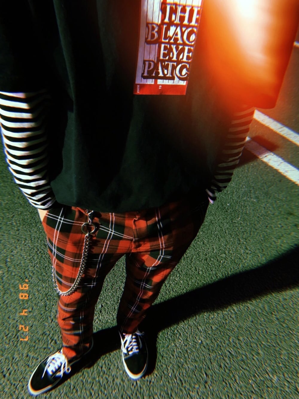 「おしゃれさんと繋がりたい、チェックパンツ、HARE、blackeyepatch、赤チェック」｜「BlackEyePatchのアイテム（Tシャツ/カットソー、ブラック系）」を使った、キムラさん（メンズ・178cm）の春コーディネートの1枚目の写真