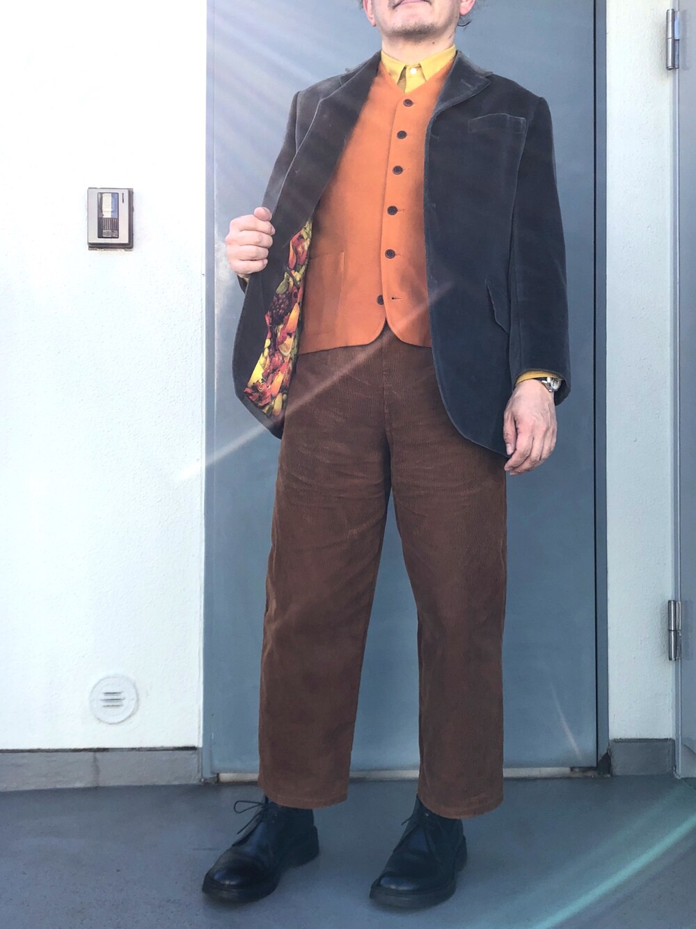 「happy socks、ピエロ、コーデュロイパンツ」｜「417 EDIFICEの◇ERICK HUNTER / エリックハンター 417別注 CORDUROY PANTS（その他パンツ、ブラウン系）」を使った、nebokeさん（メンズ・165cm）の冬コーディネートの1枚目の写真