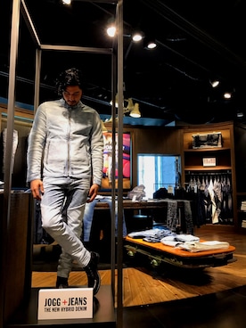 「DIESEL（ディーゼル）のアイテム（ライダースジャケット、ブルー系）」を使った、Yamadamotoki1さん（メンズ・177cm）の冬コーディネート